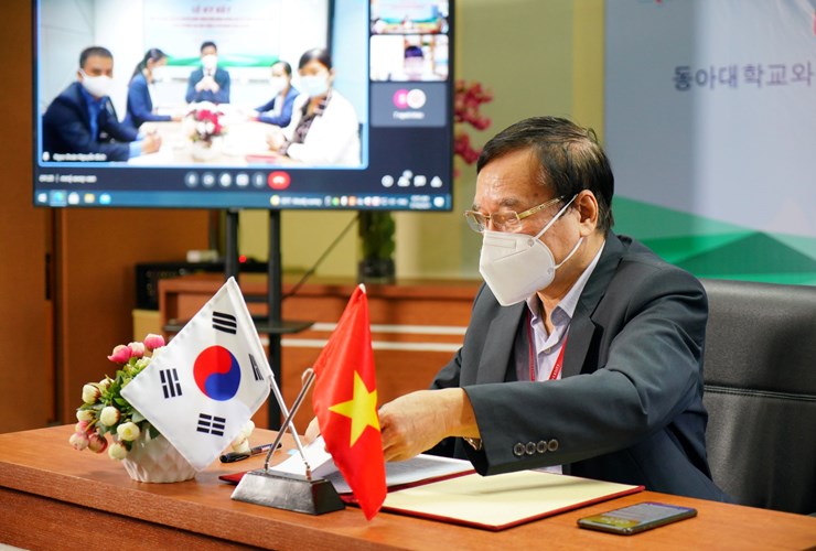 Đại học Đông Á và Ngân hàng Woori ký kết hợp tác đào tạo và cung ứng nhân sự